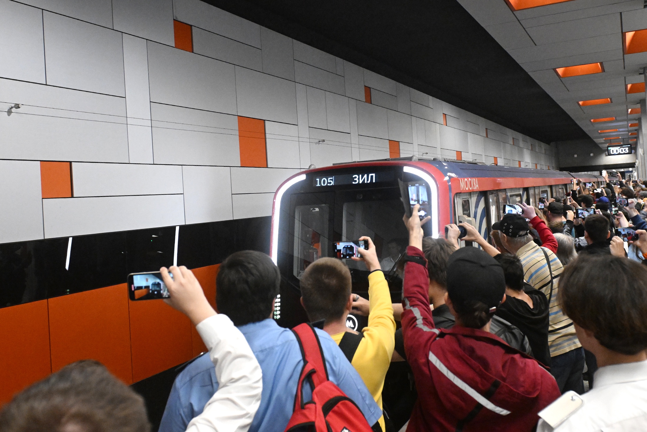 Первые поезда встречали многочисленные пассажиры. 