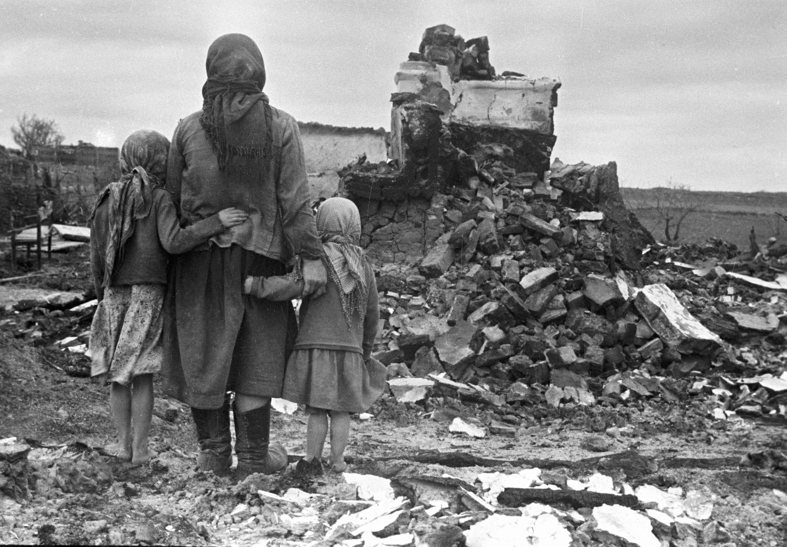 Все что осталось от родного крова. Возвращение жителей села после его освобождения от немецко-фашистских захватчиков. Осень 1943 года.