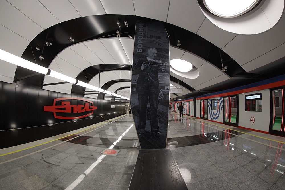 На станции "ЗИЛ" все напоминает о заводе. Вот, например, на колонне изображен гендиректор предприятия в 1963-1982 годах Павел Бородин. 
