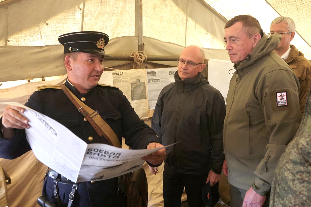 Первый заместитель руководителя администрации президента Российской Федерации Сергей Кириенко (в центре) и губернатор Сахалинской области Валерий Лимаренко (справа) 18 августа приняли участие в памятных мероприятиях.