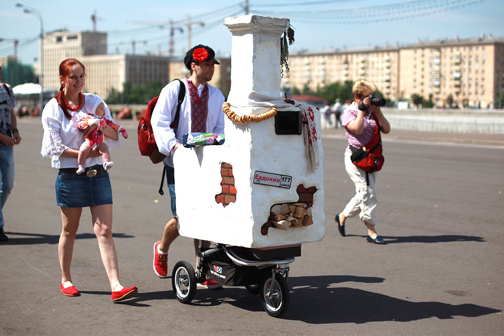 Мода на старину касается не только имен. Такая "печка" участвовала в параде колясок в парке Горького.