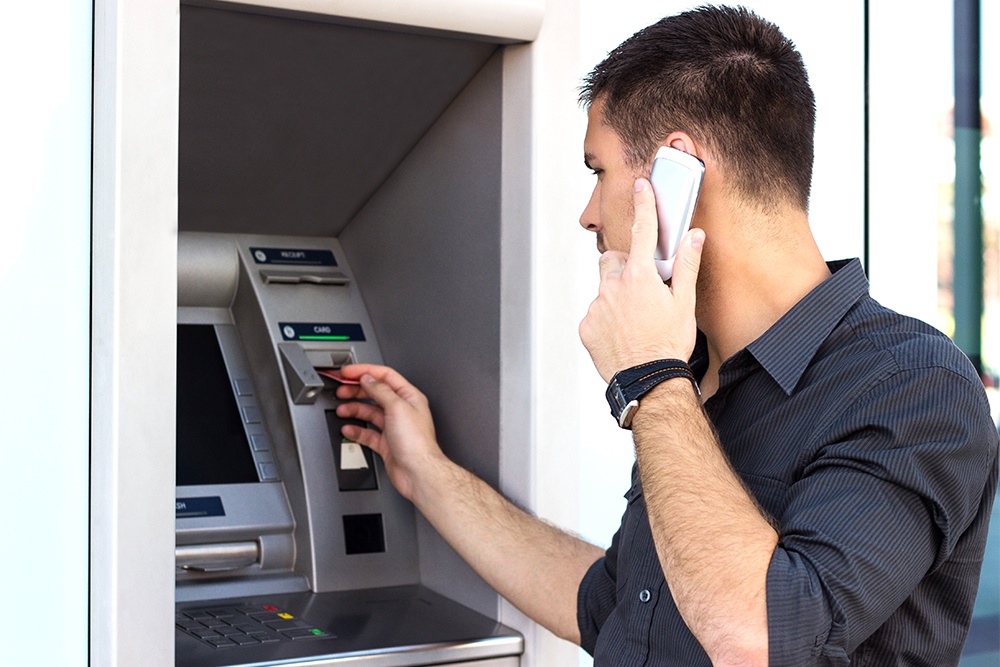 Если человек снимает деньги не для себя, а по просьбе мошенников, он нарушает Уголовный кодекс.