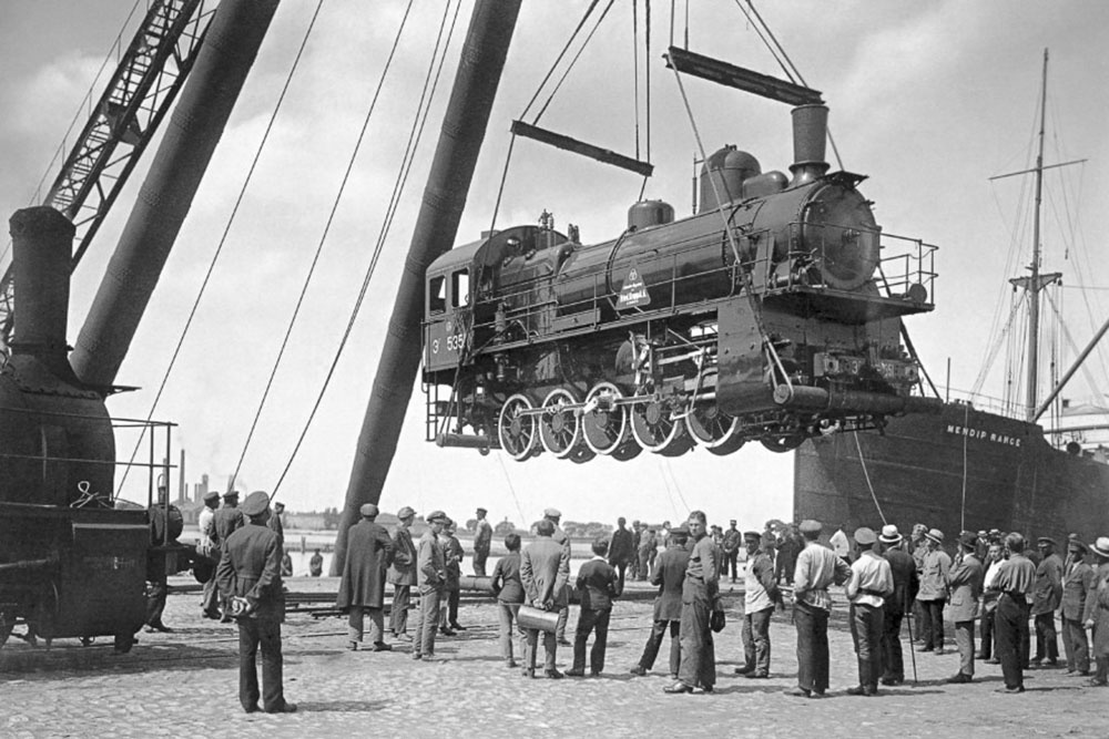 Погрузка паровозов на суда.