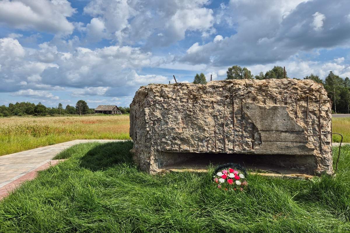 ДОТ, на месте, где наши бойцы четверо суток в октябре 1941-го сдерживали натиск немцев.