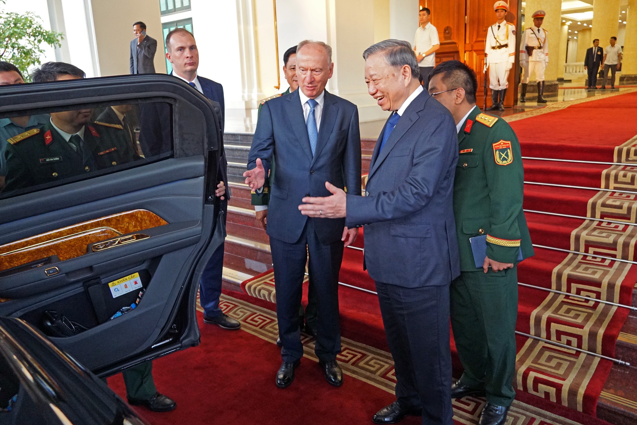 После переговоров То Лам лично проводил Патрушева до машины, и в это время помощник президента рассказал ему о поступившей от ветеранов инициативе - увековечить подвиг моряка советского торгового флота Зотова.
