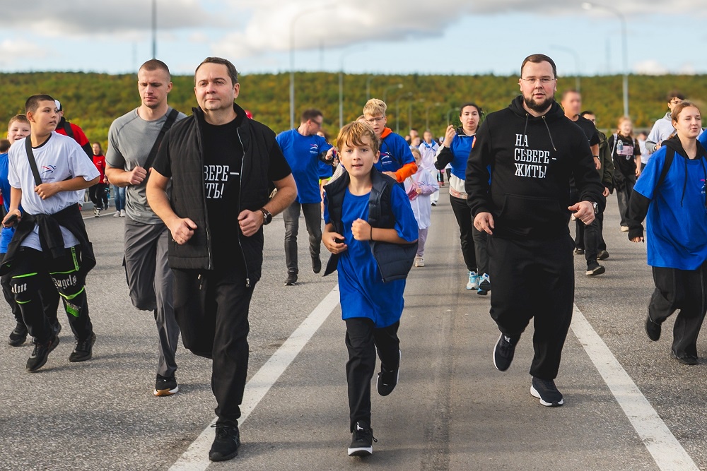 Вместе с мурманчанами участие в забеге по Кольскому мосту приняли губернатор Заполярья Андрей Чибис и Иван Лебедев, временно исполняющий полномочия главы города Мурманска (справа)