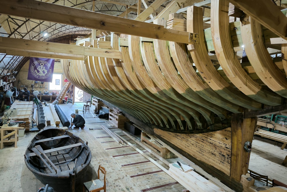 Архангельские энтузиасты строят шхуну, на которой планируют отправиться в кругосветное плаванье.
