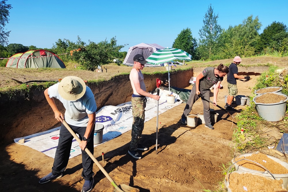 В работах полевого сезона 2025 года принимали участие сиуденты-практиканты МГУ, участники археологического кружка, а также волонтеры.