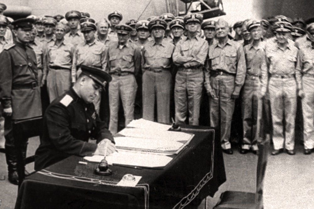 Подписание акта о капитуляции Японии на борту американского линкора "Миссури". 2 сентября 1945 года.