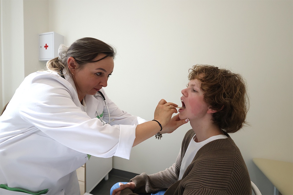 Восьмиклассник Александр Гаврилов редко болеет: он прививается от гриппа и тягает штангу.