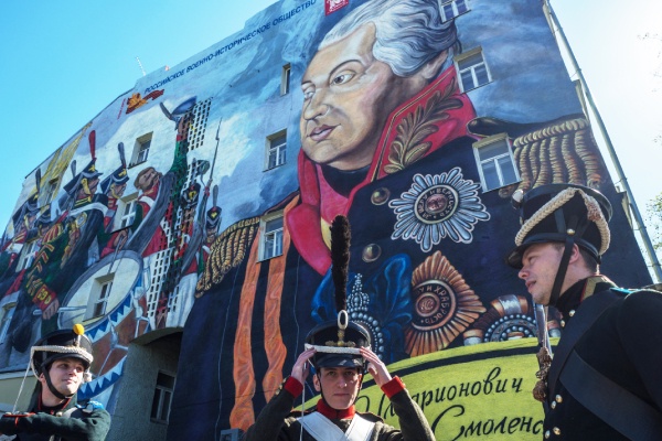 Мурал с изображением легендарного полководца можно встретить в Москве.