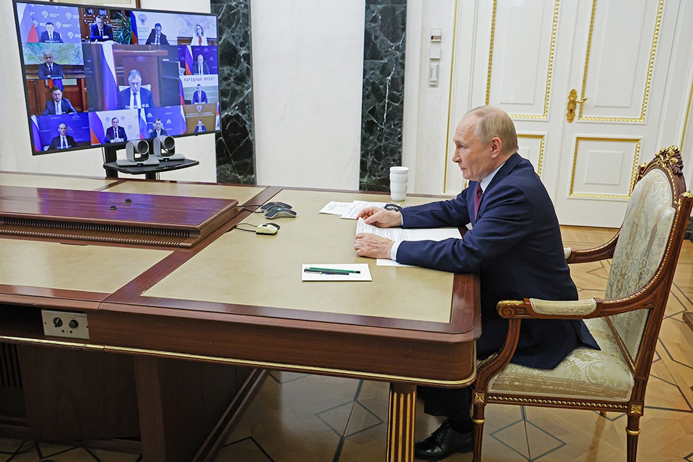 Владимир Путин призвал чиновников "разбюрократизировать работу с обращениями граждан" и "проводить ее вживую".