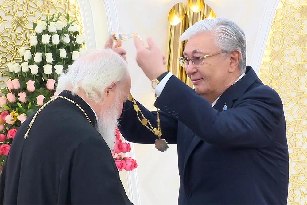 Президент Казахстана КасымЖомарт Токаев наградил патриарха Кирилла орденом "Золотой орел".