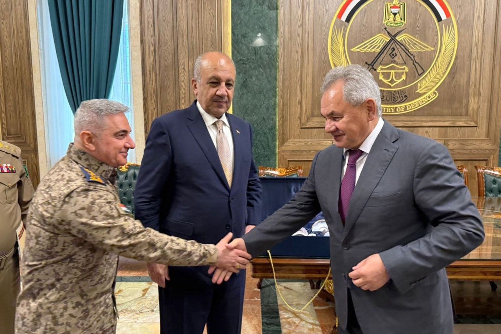 Министр обороны Ирака Сабит Аббаси (в центре) рад видеть, как один из его генералов налаживает контакт с Сергеем Шойгу.