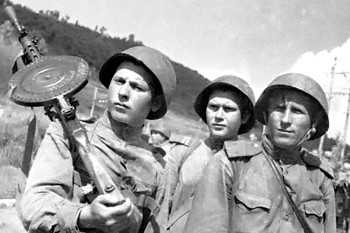 Пулеметчики после выполнения боевого задания. 1945 г.