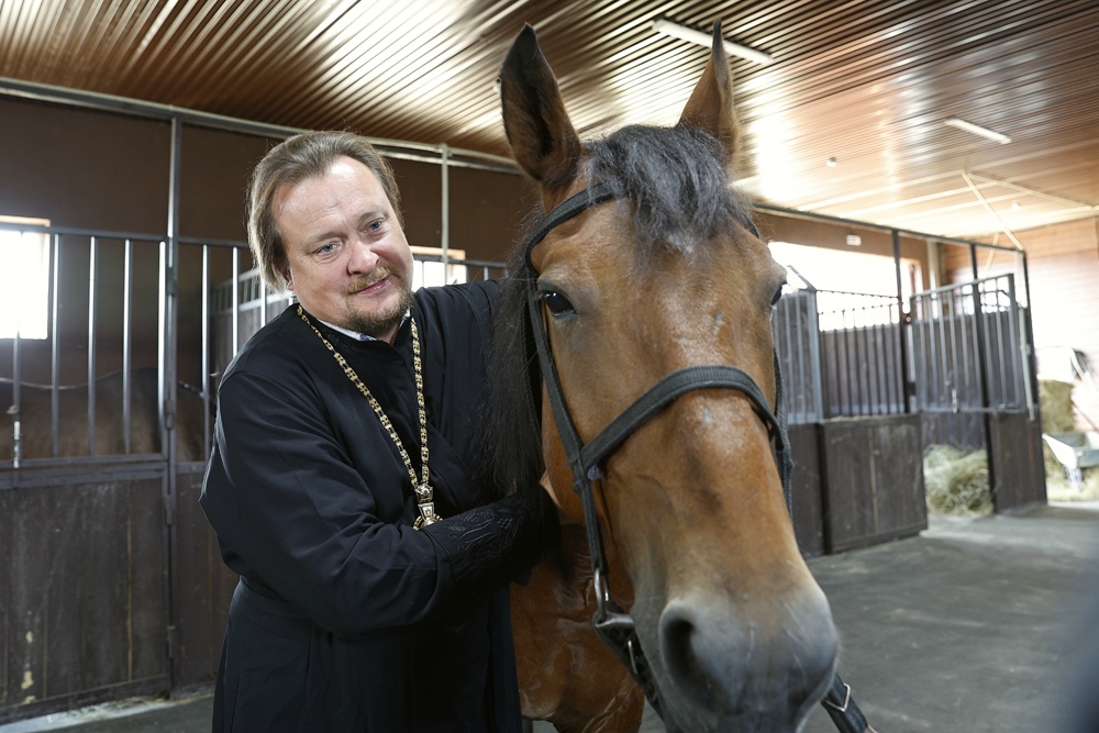 Иерей Сергий: В нашем центре иппотерапия за три месяца помогла восстановиться раненому бойцу практически полностью