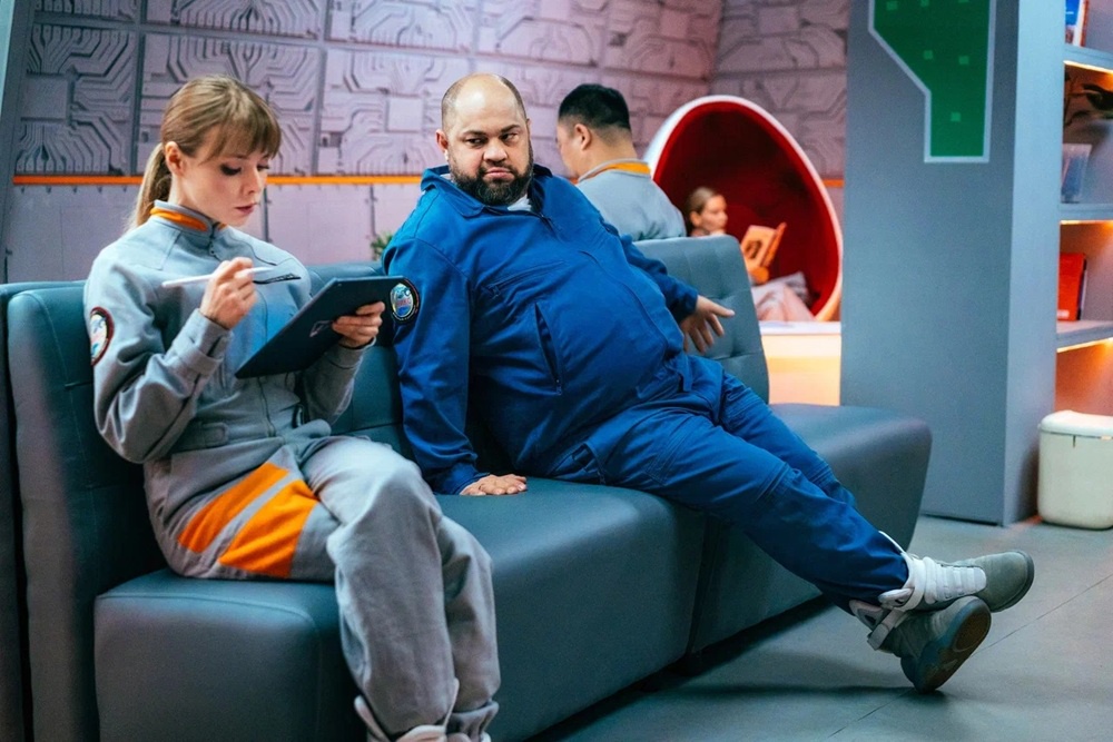 В сериале "Митрич" обычный электрик и приверженец теории заговора готовится к двухлетнему полету на Марс.