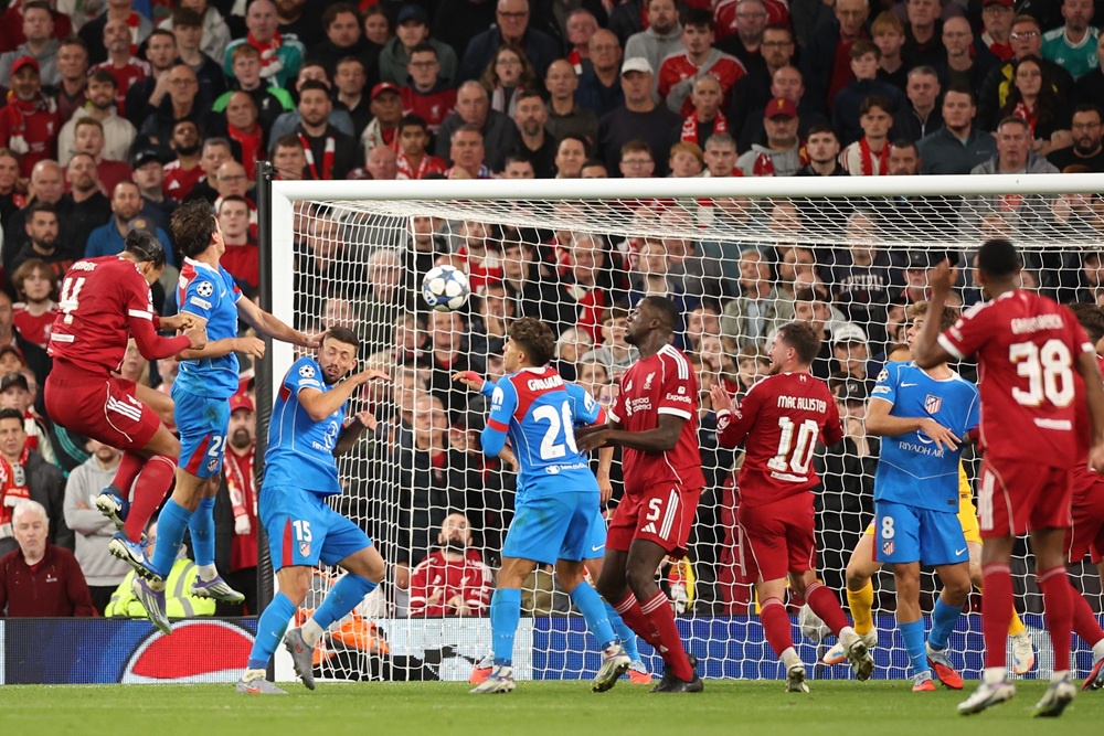 Вирджил ван Дейк опережает всех в чужой штрафной и забивает третий мяч "Ливерпуля".