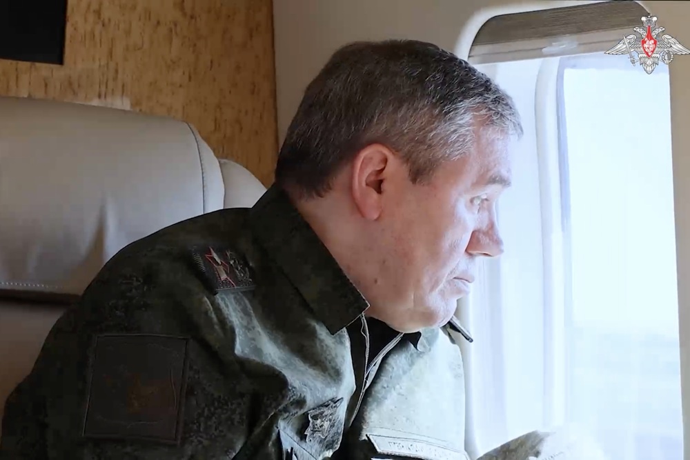 Начальник Генерального штаба Вооруженных сил РФ генерал армии Валерий Герасимов является параллельно и командующим Объединенной группировкой войск (сил) в зоне проведения СВО. Накануне он проверил ход выполнения боевых задач группировкой войск "Центр". "Хочу отметить роль морской пехоты в достижении целей спецоперации. Морпехи в боях под Угледаром и на курском направлении доказали свое превосходство над противником, проявили лучшие качества - мужество, героизм, стойкость", - отметил военачальник.