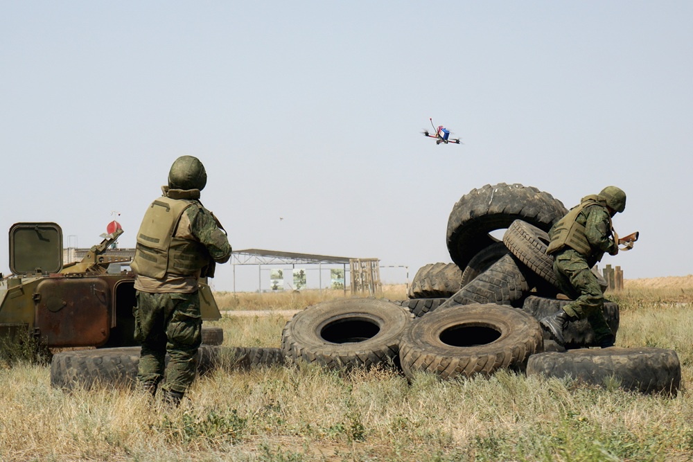 Особое место занимает подготовка операторов БПЛА. Их учат запускать дроны с разведывательной аппаратурой и средствами для сброса боеприпасов.