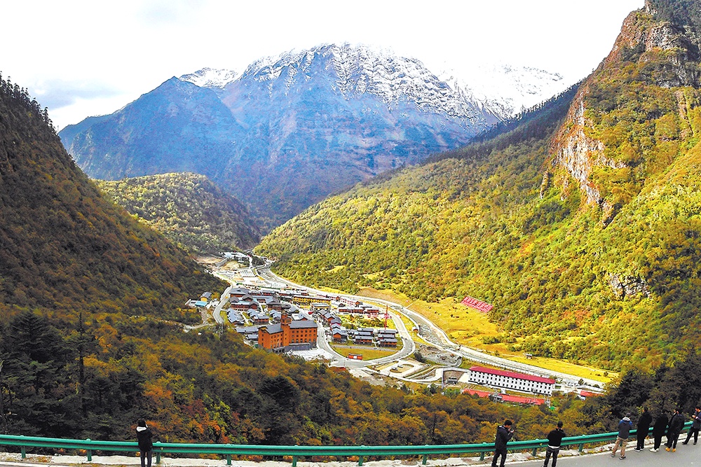 Туристы любуются красивыми пейзажами Юймэда с обочины дороги в городе Шаньнань, Сицзанский автономный район, 2023 год.