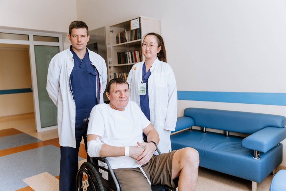 Пациент с врачом-кардиологом Аяной Будажаповой и кардиохирургом Максимом Ляшенко.