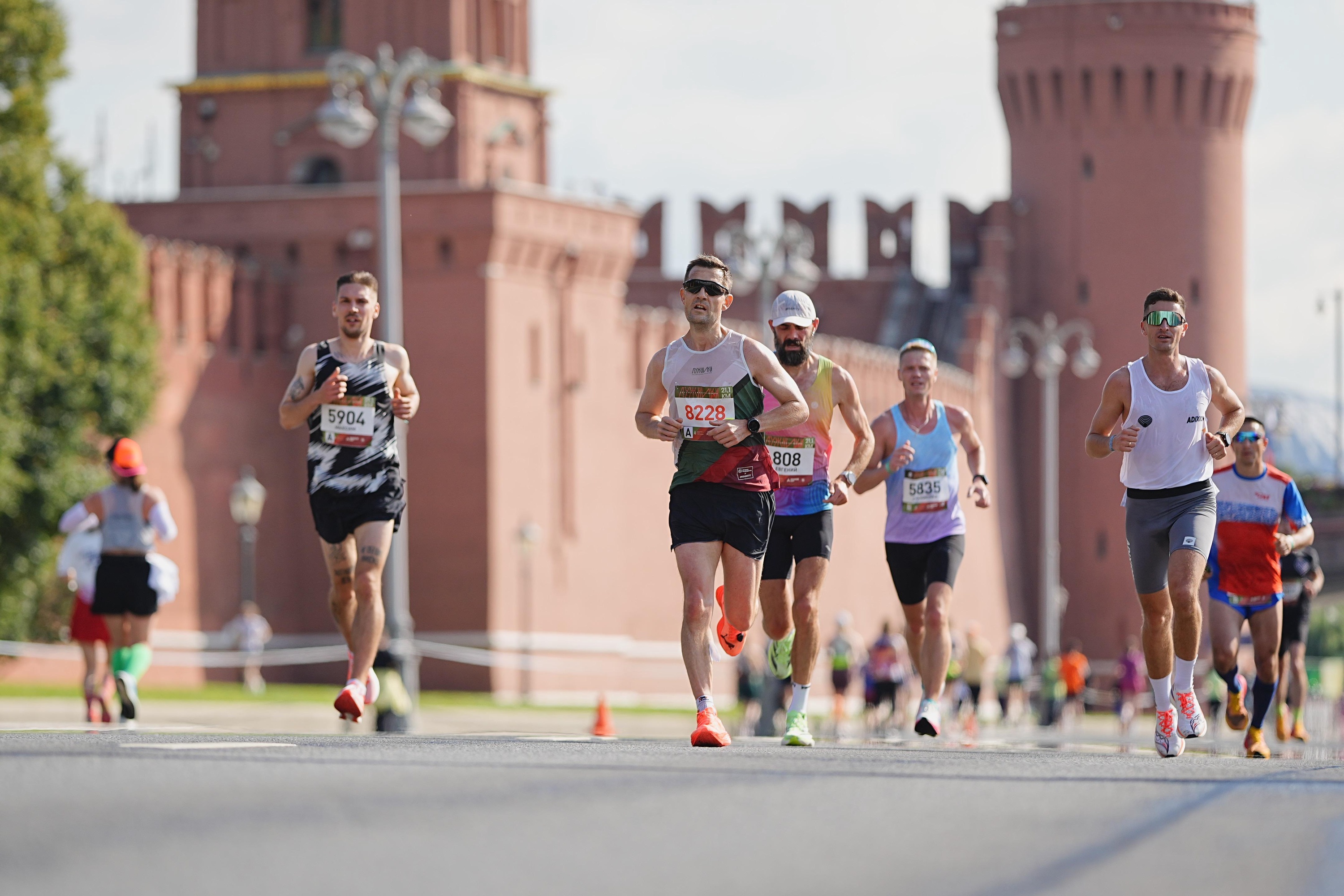 Главный архитектор Москвы Сергей Кузнецов во время забега (на переднем плане по центру).