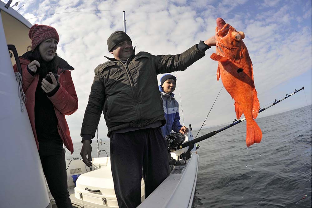 Рыбаки на катере у берегов Камчатки