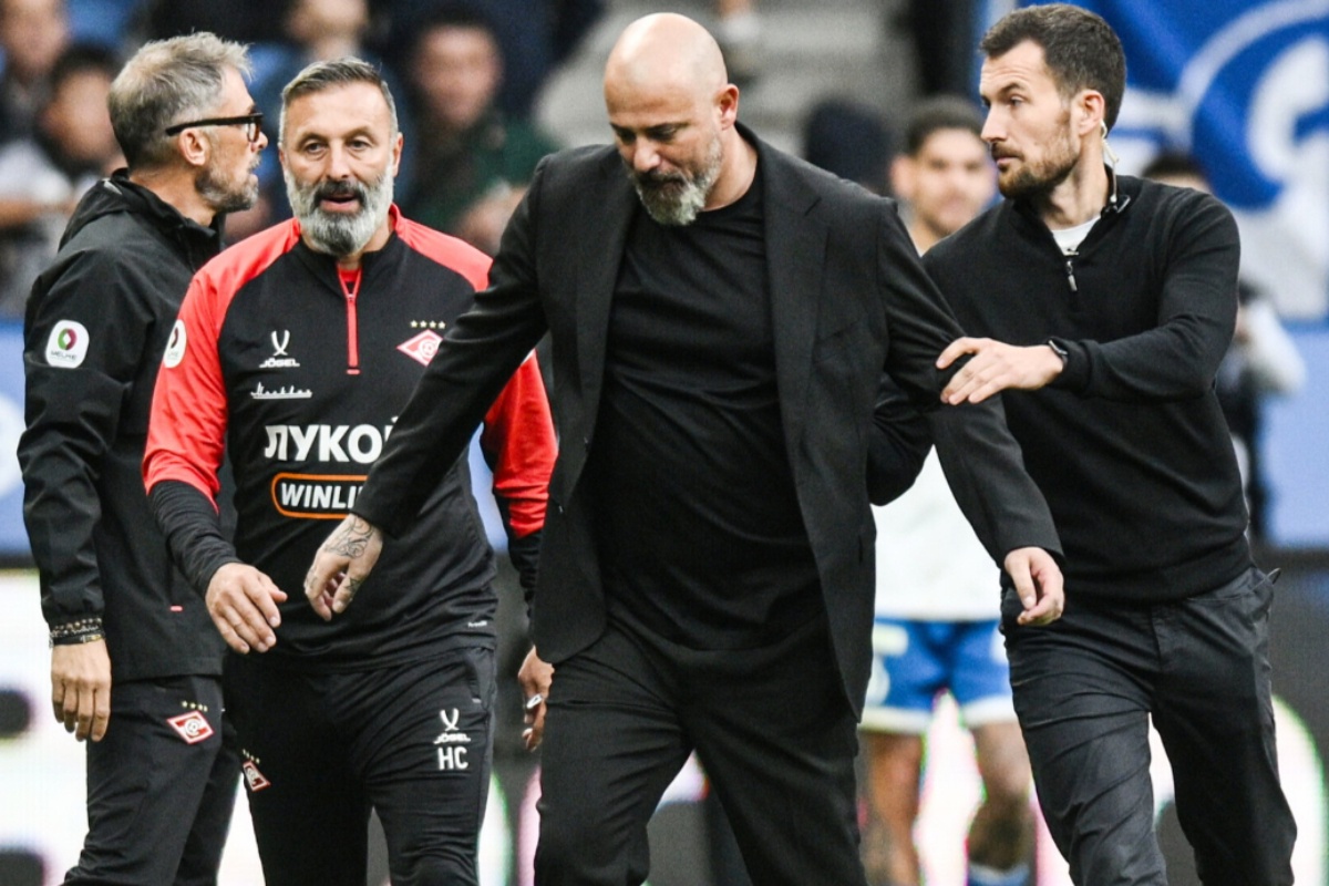 Деян Станкович (в центре) пропустит пять матчей из-за своего поведения.