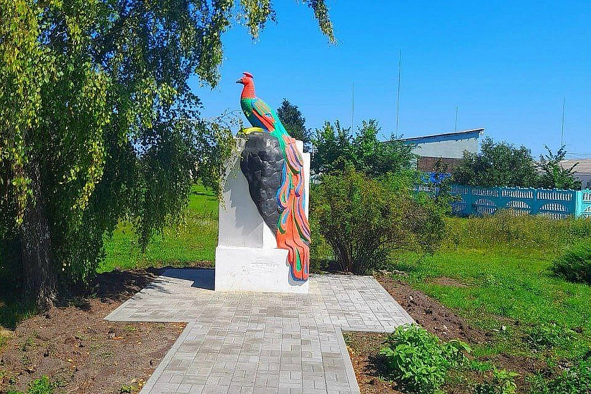 Ленин уступил место "петуху" в Горках Белгородской области. Ленин уступил место "петуху" в Горках Белгородской области.