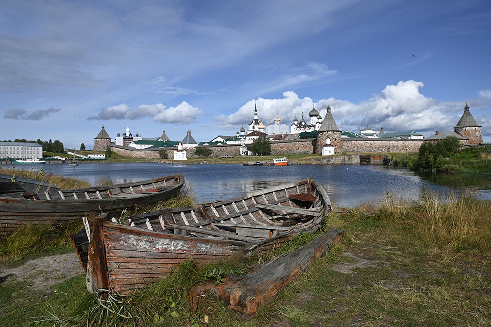Путешествие по монастырям - это не только возможность увидеть выдающиеся памятники архитектуры и природы, но и шанс прикоснуться к возрождению русской духовной традиции. 