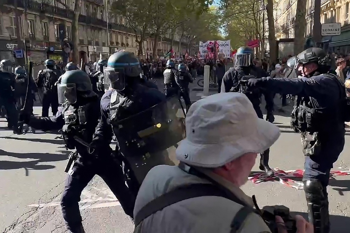 Полицейские во время акции протеста на одной из улиц в Париже. Забастовки вызваны волной недовольства населения мерами жесткой экономии, предложенными правительством. 
