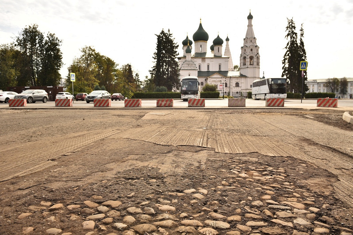 Булыжник уложен "зубом": острым краем вниз. 