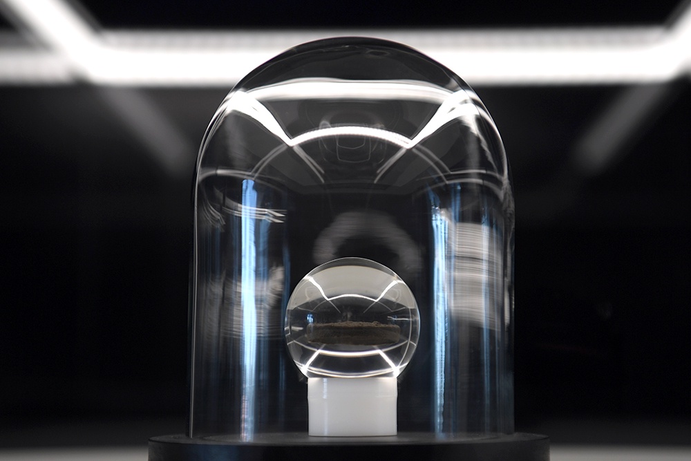 Лунный грунт, доставленный на Землю АМС "Луна-20", в центре "Космонавтика и авиация" на ВДНХ.