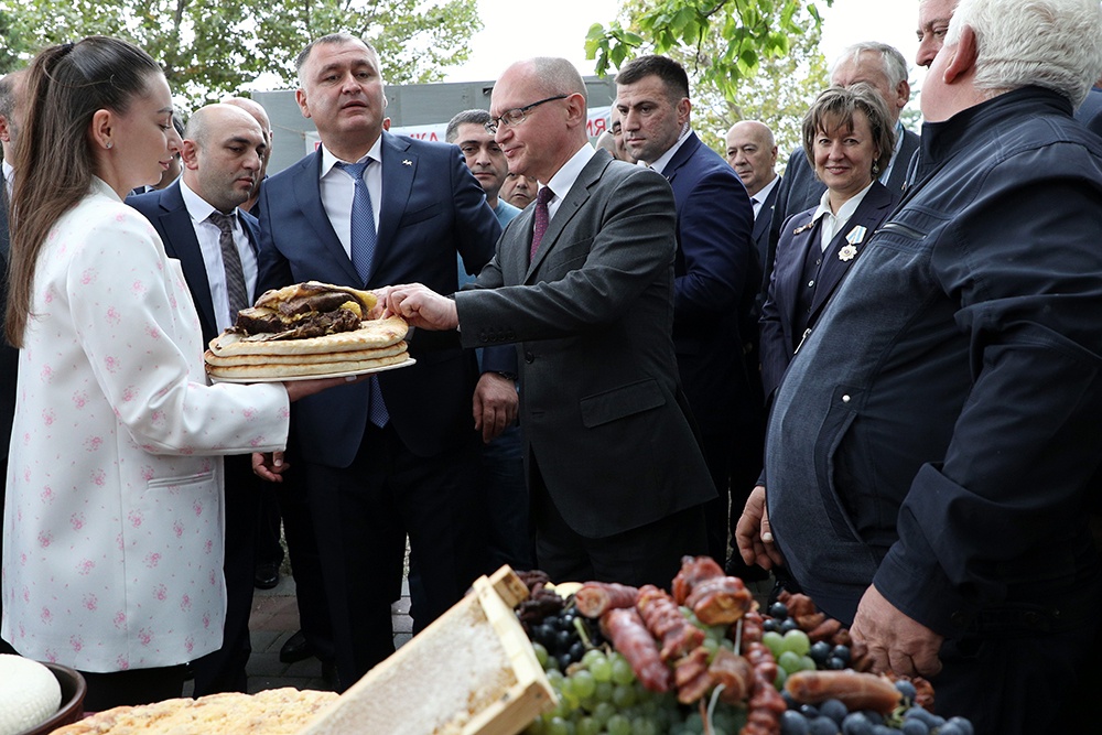 Сергей Кириенко и президент Южной Осетии Алан Гаглоев (третий слева) во время посещения осетинского подворья. 