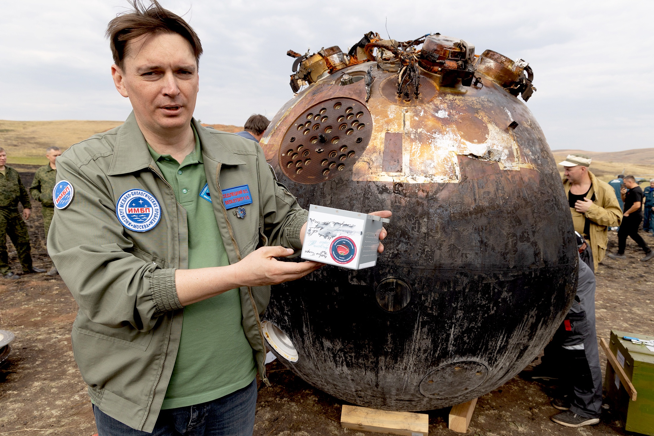 Первые минуты после посадки "Биона". В руках у начальника лаборатории ИМБП РАН Владислава Седлецкого блок с семенами "космических" помидоров.