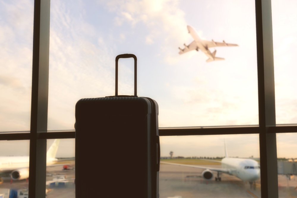 Не исключены незапланированные поездки, в которых можно найти новое увлечение, в том числе и романтическое. Чемодан, за стеклом взлетает самолет.