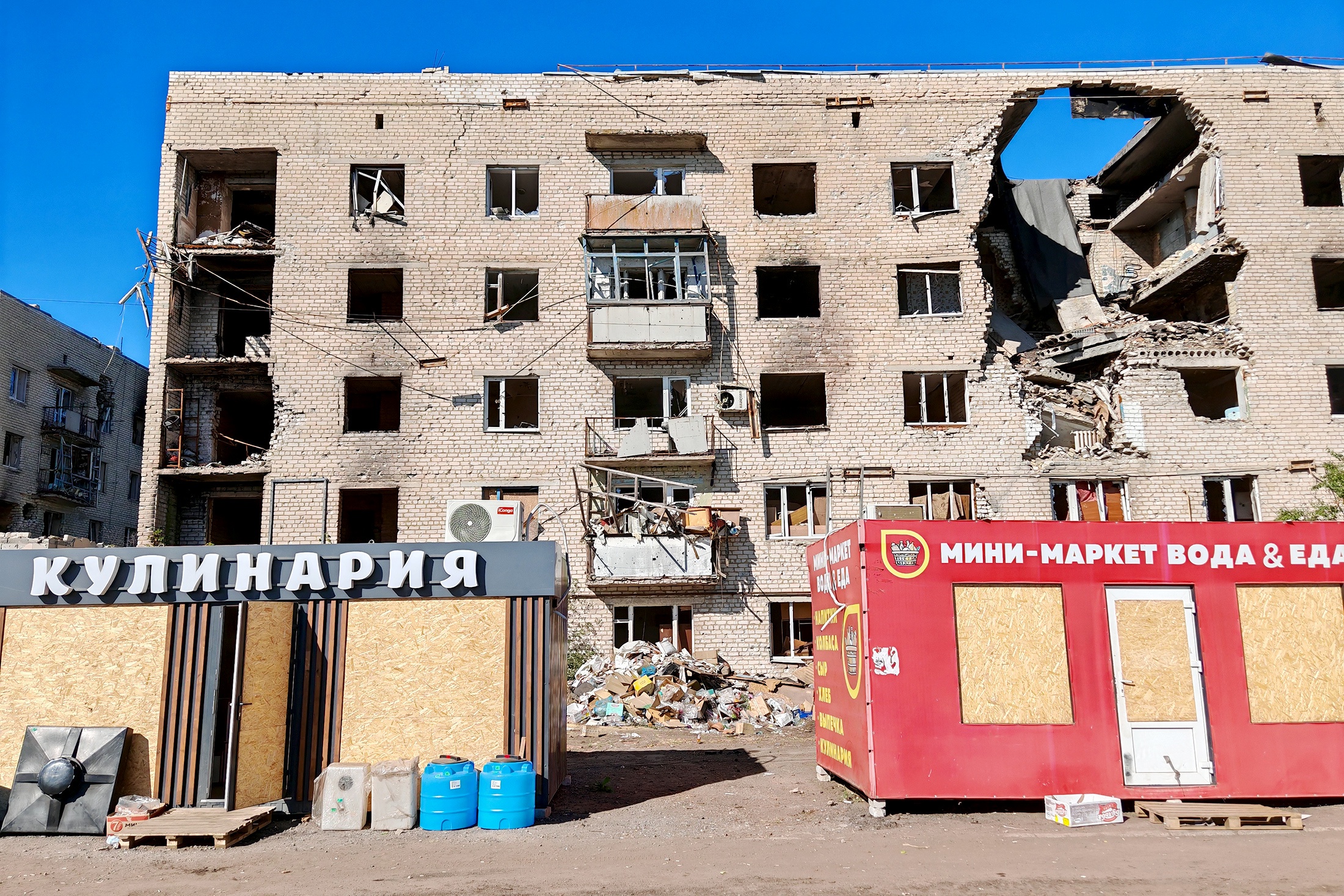 На фоне мертвого города киоски со свежей краской смотрятся как инопланетные корабли.