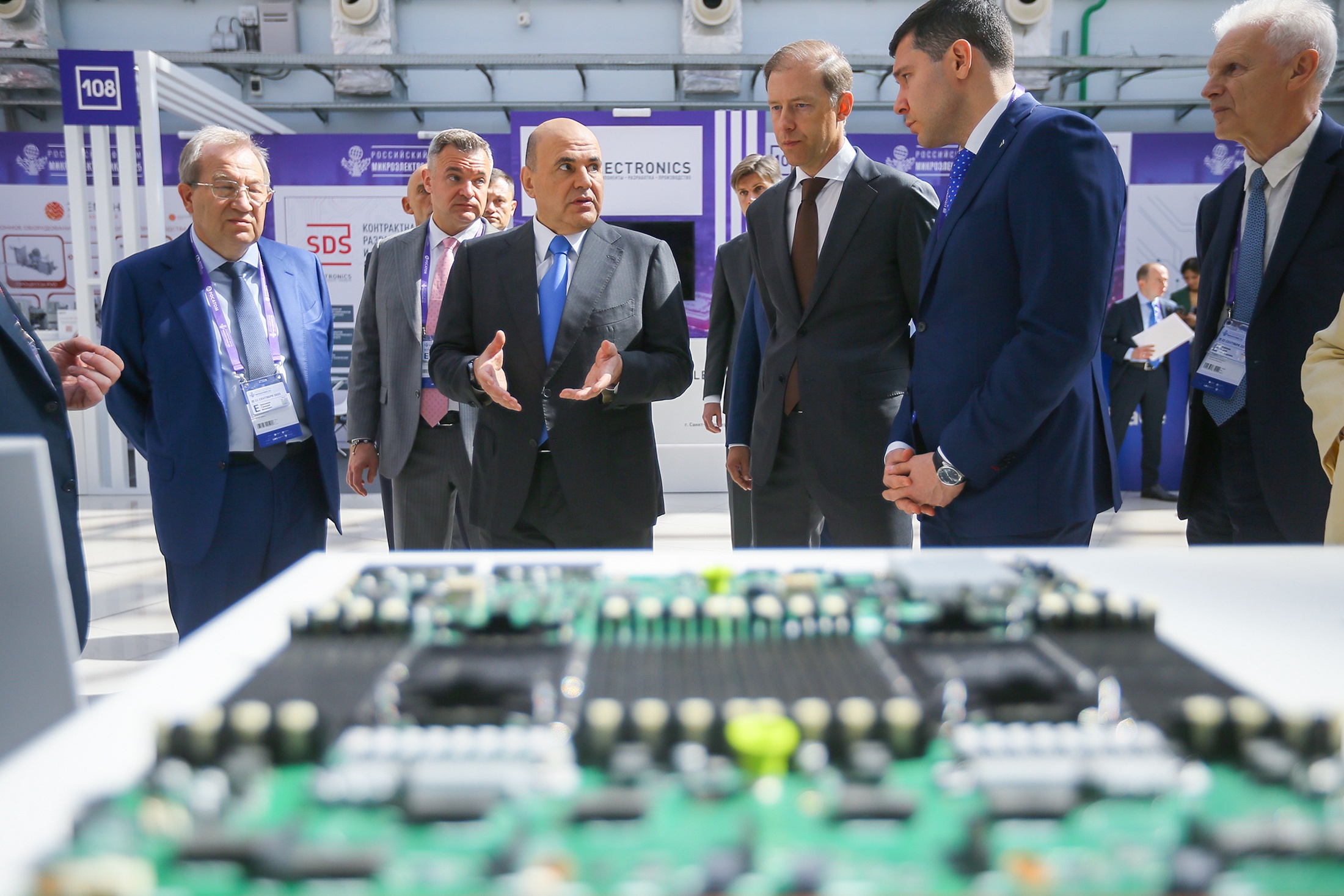 На форуме "Микроэлектроника-2025" Михаил Мишустин ознакомился с продукцией российских произвидителей.<br>