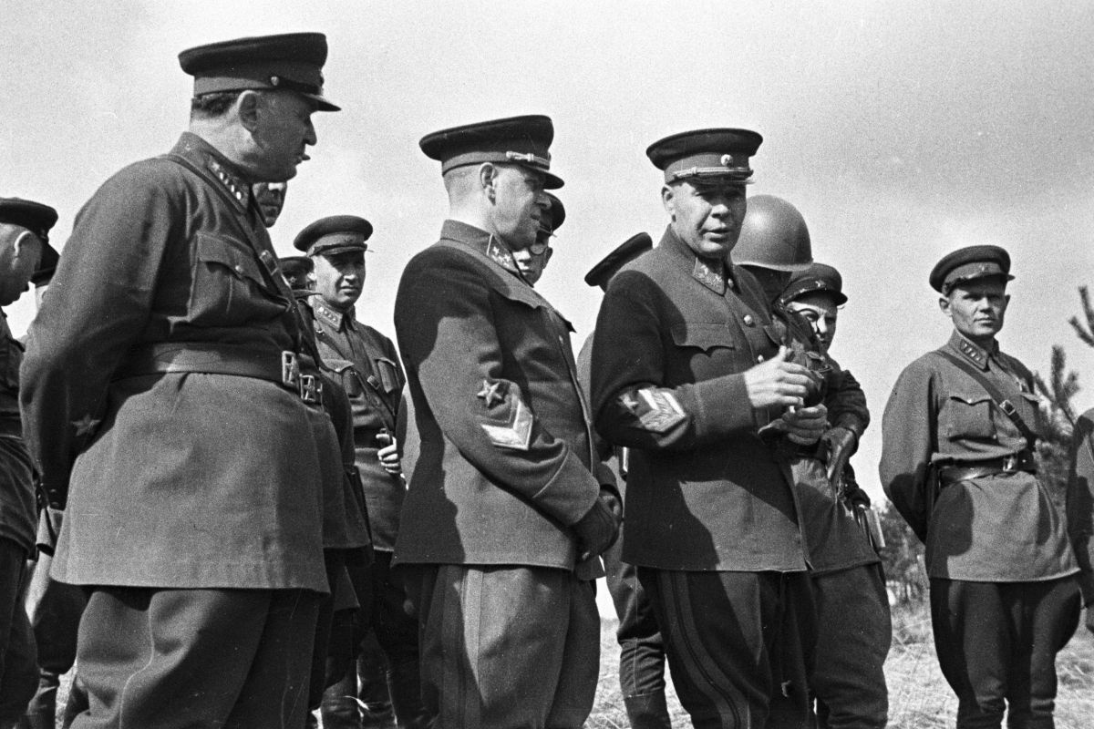 Генералы армии Кирилл Мерецков и Георгий Жуков, Маршал Советского Союза Семен Тимошенко на маневрах 99-ой стрелковой дивизии у Львова, 1940 год.