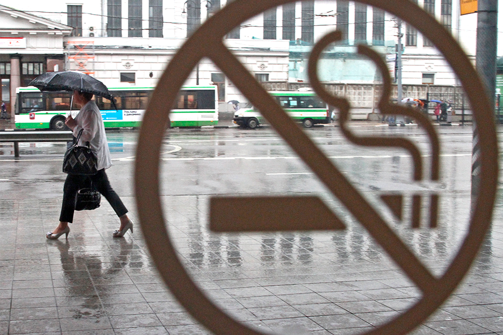 Депутаты уверены, что наказание за курение в подъездах должно быть ощутимым.