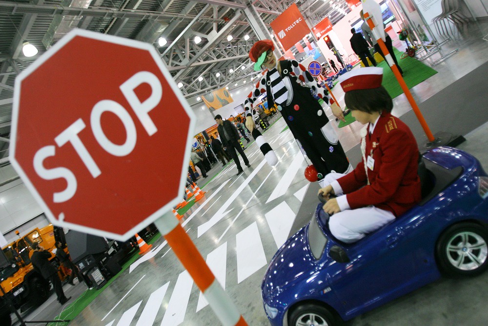 Чтобы включить ПДД в школьную программу, придется подготовить специальные учебные пособия.