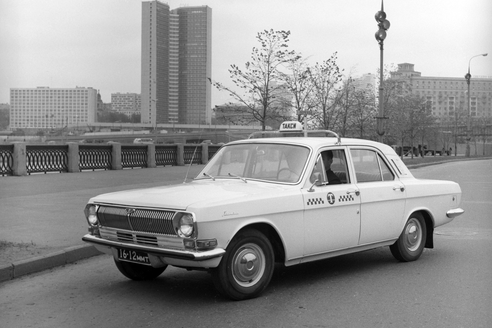 Автомобиль такси ГАЗ М-24 - Волга на улицах Москвы. 1969 год. 