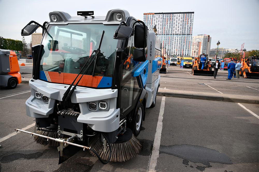Чистоту в Москве наводят все больше новых электрических коммунальных машин