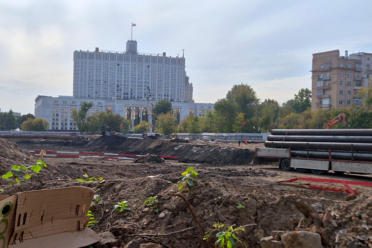 На месте стадиона возле Белого дома теперь котлован.