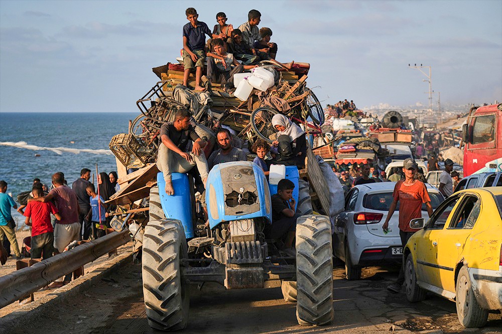 Этим палестинцам удалось покинуть город Газа и не попасть под израильские обстрелы. Но так повезло далеко не всем. 