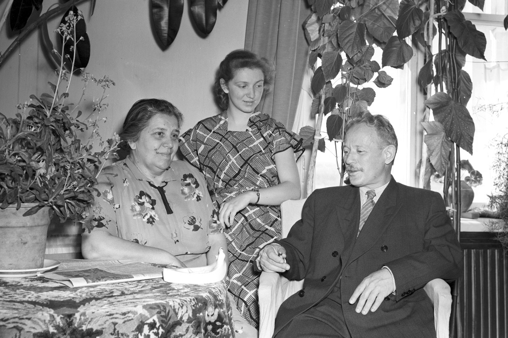 Писатель Михаил Александрович Шолохов, Мария Петровна Шолохова и младшая дочь писателя Мария .