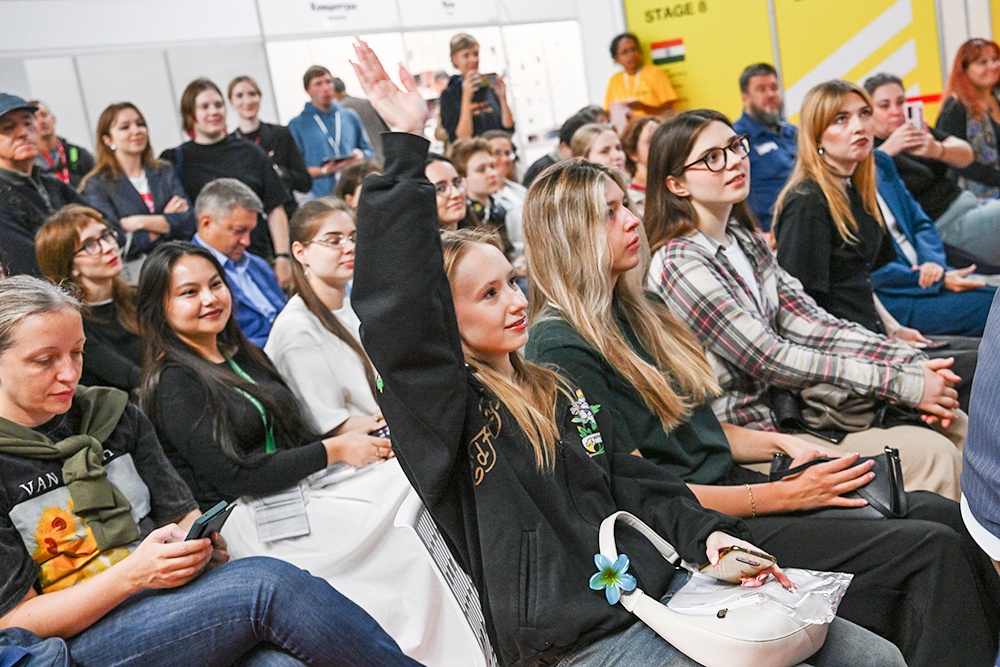 Круглый стол "Слово года - 2025. Топ-40 слов. Открытая встреча рабочей группы" на Московской международной книжной ярмарке.