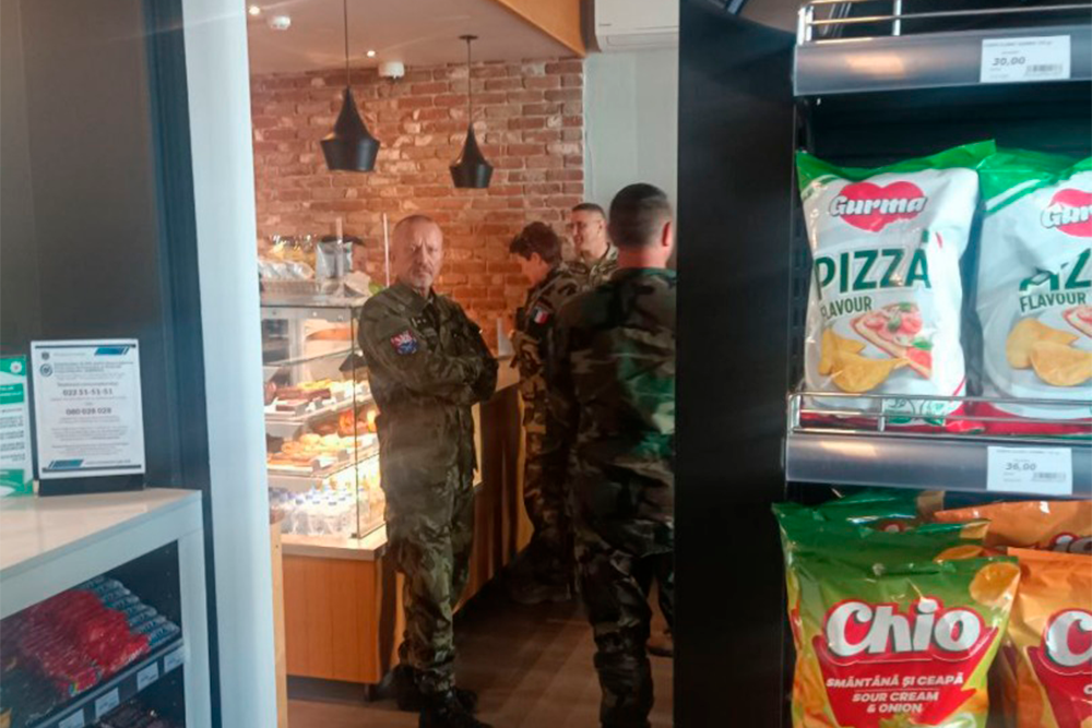 Французских военных обнаружили на заправке в Молдавии. Командир явно недоволен.