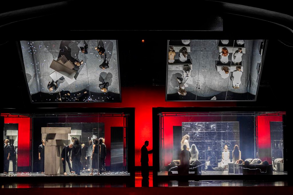 В зеркалах артисты создают фон реальной жизни, а на самом деле
показывают картинки быта, о который разбилось множество любовных лодок.